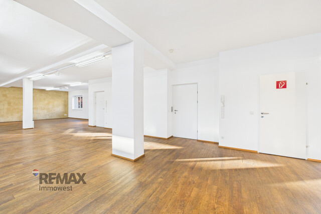 Büro oder Verkaufsraum – flexible Fläche mit beeindruckender Fensterfront