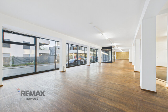 Büro oder Verkaufsraum – flexible Fläche mit beeindruckender Fensterfront