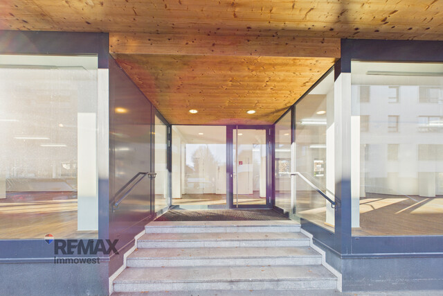 Büro oder Verkaufsraum – flexible Fläche mit beeindruckender Fensterfront