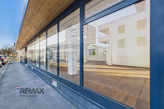 Büro oder Verkaufsraum – flexible Fläche mit beeindruckender Fensterfront
