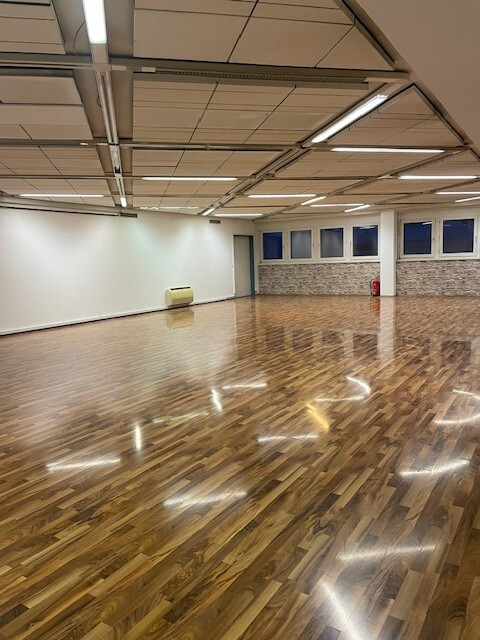 Vielseitiges Betriebsobjekt in der Arlbergstraße zu vermieten!