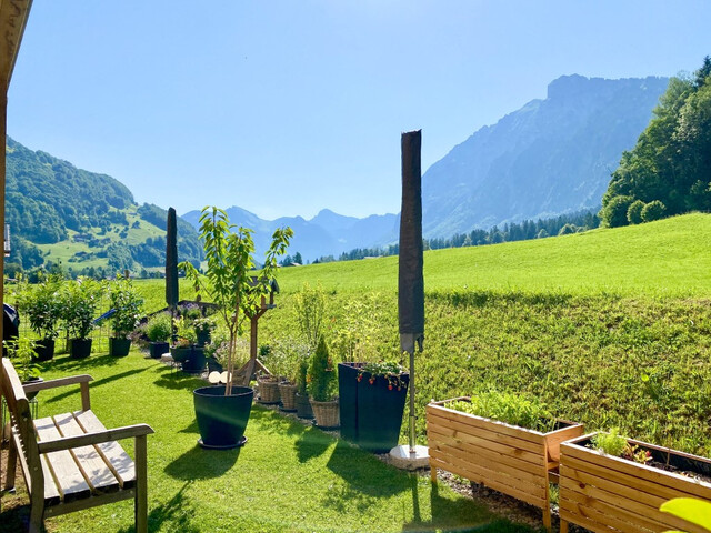 Gartenwohnung mit großer Terrasse, Garten & Garage!