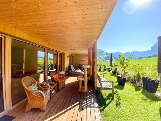 Gartenwohnung mit großer Terrasse, Garten & Garage!