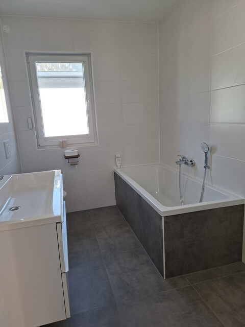 Geräumiges Haus mit Garage, Parkplatz und 27 m² großer Terrasse in Top-Lage!