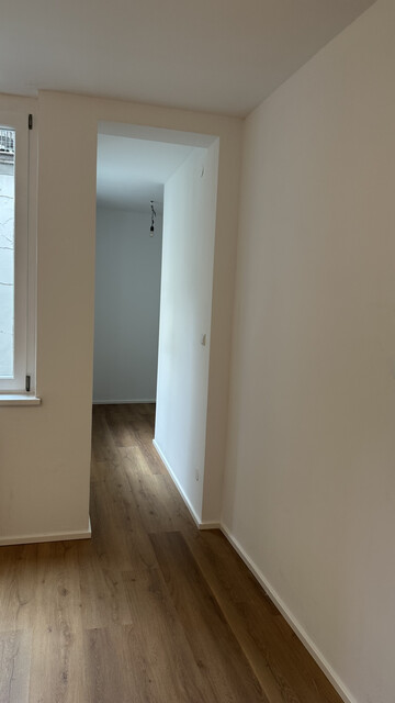 Neu sanierte, geräumige und barrierefreie 3,5 Zimmer Wohnung im 1. OG mitten in Bluden