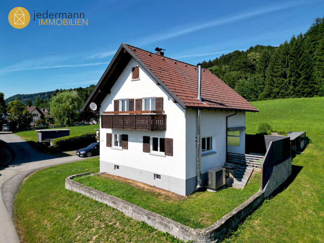 WOLFURT: CHARMANTES HAUS MIT GROSSEM GRUNDSTÜCK, WALDFLÄCHE UND SCHÖNER AUSSICHT